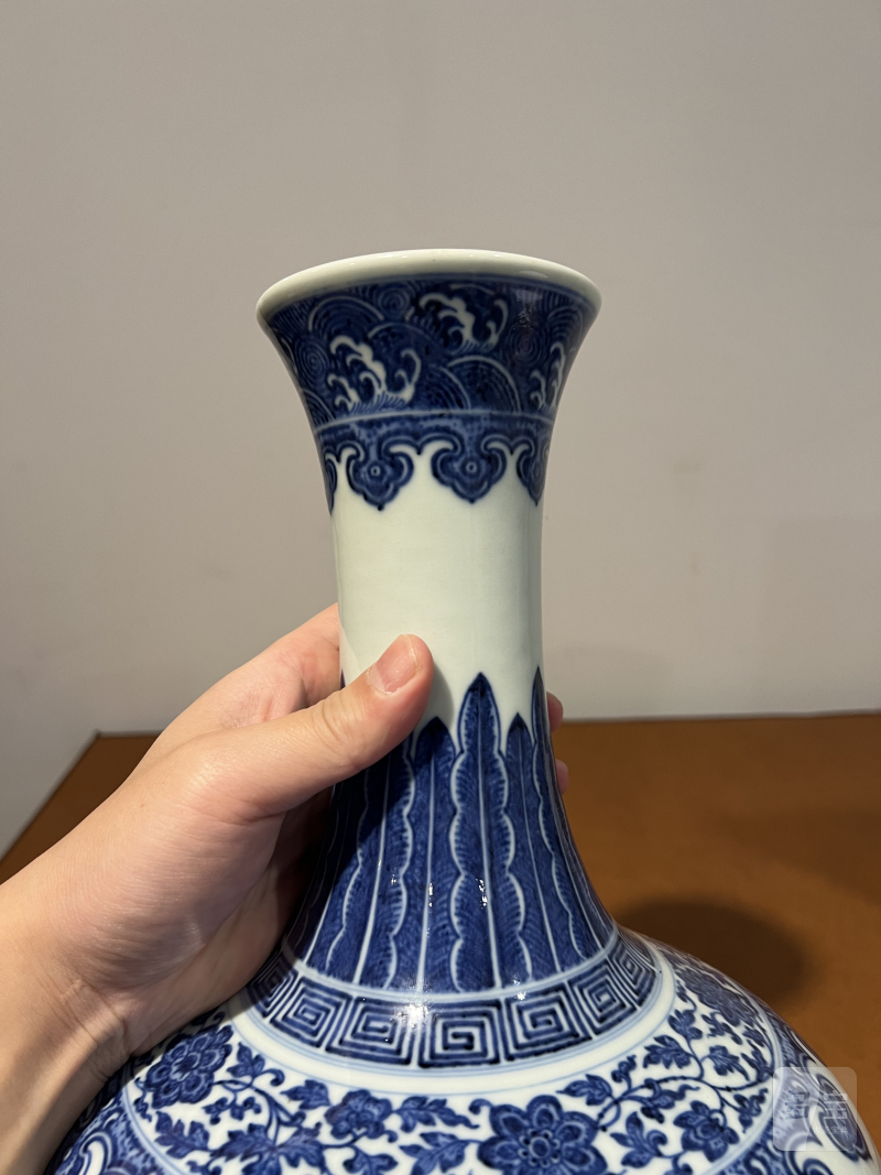 清乾隆 青花缠枝莲纹赏瓶 - 图14